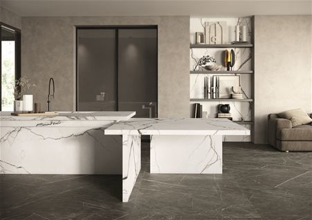 Cucina moderna caratterizzata dal contrasto tra il pavimento in Marble Gray matte e l'isola cucina su misura e schienale mensole in Marble Breach matte