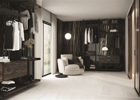 Modern walk-in closet with Marble Laurent Glossy stoneware cladding and Bianco Lasa matte stoneware flooring