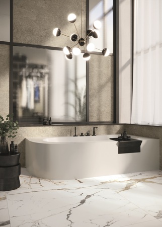 Bagno moderno e luminoso con pavimento in ceramica Eternal Gold matte e rivestimento parete in ceramica Fossil Ivory matte