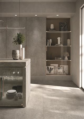 Modern kitchen composed of a containment kitchen island with Yamuna matte ceramic coating and full-height cabinet doors made of matte Fossil Gray ceramic. In combination, the flooring was also made in Fossil Gray matte stoneware.