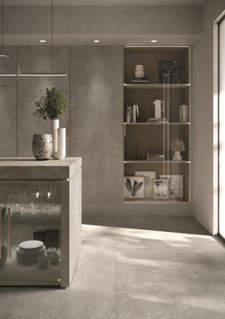 Cucina moderna composta da isola cucina contenitiva con rivestimento in ceramica Yamuna matte dispensa con ante a tutta altezza realizzate in ceramica Fossil Grey matte. In abbinata, anche la pavimentazione è stata realizzata in gres Fossil Grey matte.