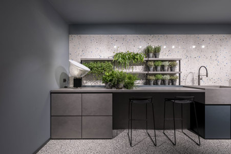 Cucina moderna in CEMENT DARK GRAY che unisce lo stile minimal e lo stile industriale.