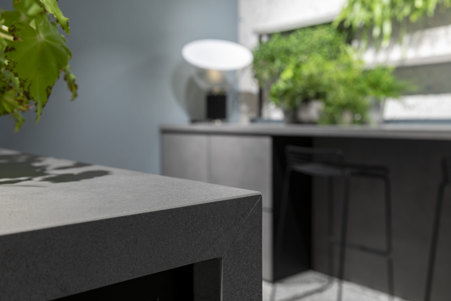 Particolare di assemblaggio a 45° su isola cucina rivestita in CEMENT DARK GRAY