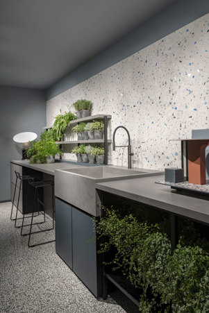 Cucina moderna in CEMENT DARK GRAY di design con elementi realizzati completamente su misura