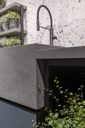 Cucina in CEMENT DARK GRAY con elementi su misura assemblati a 45°