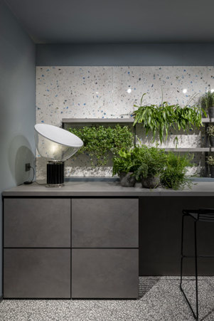 Cucina moderna in CEMENT DARK GRAY che unisce lo stile minimal e lo stile industriale.