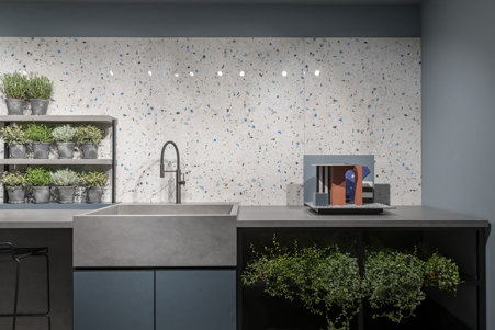 Cucina moderna in CEMENT DARK GRAY che unisce lo stile minimal e lo stile industriale.