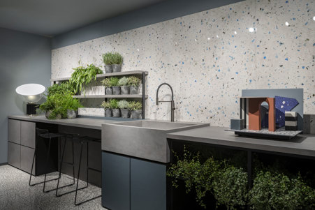 Cucina moderna in CEMENT DARK GRAY che unisce lo stile minimal e lo stile industriale.