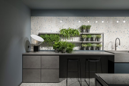 Cucina moderna in CEMENT DARK GRAY che unisce lo stile minimal e lo stile industriale.