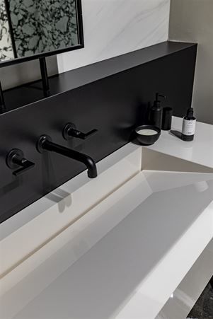 Custom-made bathroom washbasin in Pure White porcelain stoneware with concealed drain