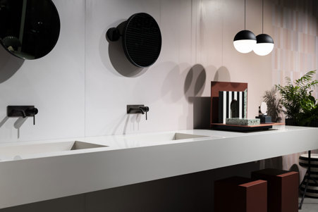 Bathroom top with assembled sinks in COLOR WHITE stoneware with contrasts between the white top and the black taps