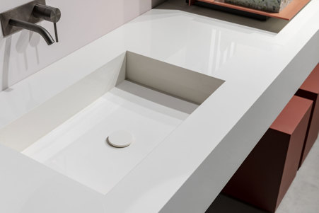 Piano bagno con lavelli assemblati in gres COLOR WHITE. Piano dallo stile moderno e minimal.