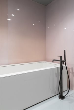 Modern and minimal bathtub coating in COLOR WHITE ceramic with glossy finish