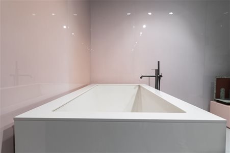 Modern and minimal bathtub coating in COLOR WHITE ceramic with glossy finish