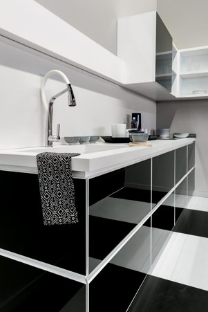 Moderne und minimalistische Küche mit Küchenarbeitsplatte aus porcellanato COLOR WHITE in polierter Ausführung und Möbelverkleidung in COLOR BLACK