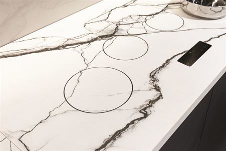 Kitchen top in Marble Breach matt porcelain stoneware with induction hob under the top