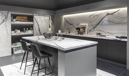 Cucina moderna composta da dispensa con scorrevoli ante a tutta altezza, top isola, top e schienale cucina in gres porcellanato Marble Breach matte.