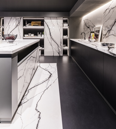 Cucina moderna composta da dispensa con scorrevoli ante a tutta altezza, ante isola, top isola, top e schienale cucina in gres porcellanato Marble Breach matte.