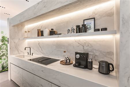 Modern kitchen composed of drawers, shelves, covering, front, top and integrated sink in Marble calacatta matte ceramic