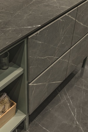 Küchenarbeitsplatte und Schubladenfronten aus mattem Porcellanato Marble Grey