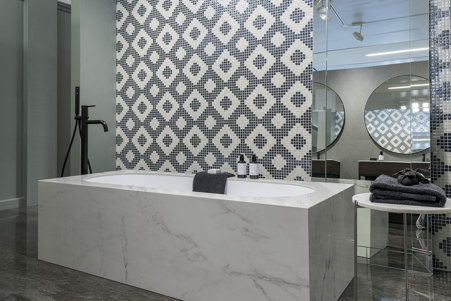 Undercounter bathtub covered in Marble Calacatta B glossy ceramic with oval shaped basin