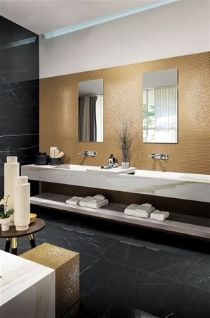 Top bagno sospeso e ripiano in ceramica Marble Calacatta Gold A glossy a contrasto con rivestimento e pavimentazione in Mable Marquinia glossy
