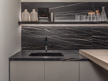 Arbeitsplattenverkleidung und Küchenregal aus glänzendem Marble Laurent-porcellanato mit integriertem Waschbecken