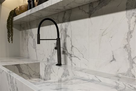 Large sink with assembled capacious basin, Marble White kitchen top and cladding with vein continuity