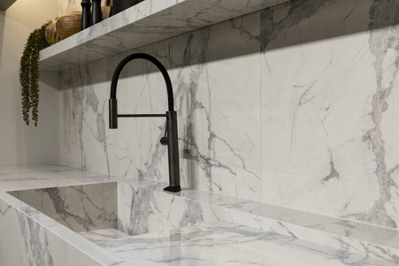 Lavello di grande dimensione con vasca capiente assemblato, top e rivestimento cucina in Marble White con continuità di vena