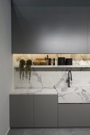 Cucina moderna ed elegante con top, rivestimento, lavello e mensola in ceramica Marble White