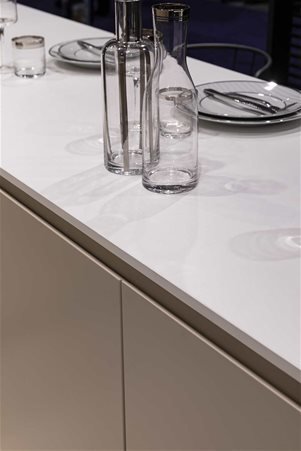 Kitchen top made of Pure White whose white is among the purest on the market