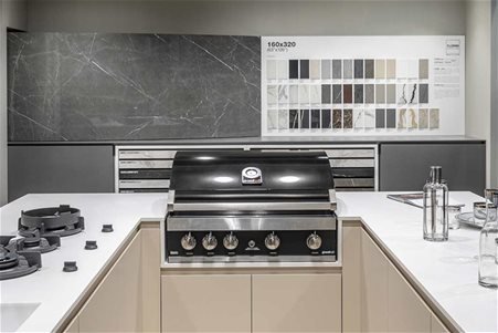 Custom-made ceramic kitchen top in glossy Pure White with integrated seamless barbecue