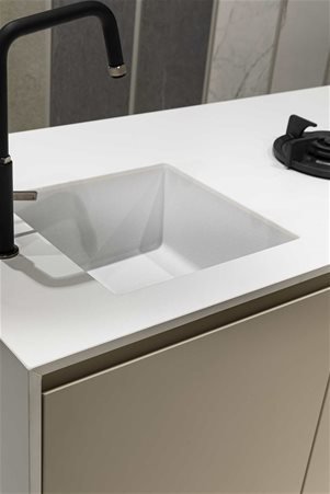 Under-counter sink assembled on the kitchen top in Pure White glossy ceramic