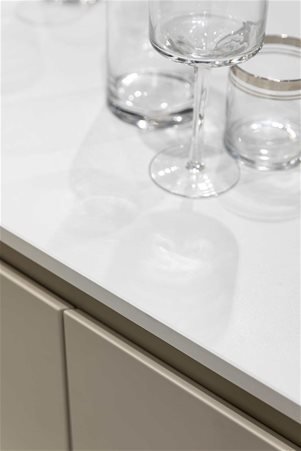 Elegant and modern kitchen top made of glossy Pure White