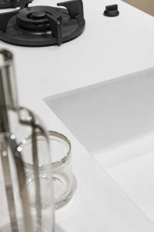 Under-counter sink assembled on the kitchen top in Pure White glossy ceramic