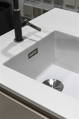 Under-counter sink assembled on the kitchen top in Pure White glossy ceramic