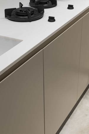 Kitchen worktop with integrated stove in Pure White glossy stoneware