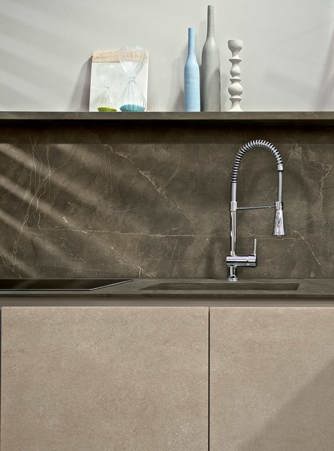 Kitchen with countertop, cover, integrated sink and shelf in Stone Brown matte and kitchen base door cover in Fossil Ivory matte