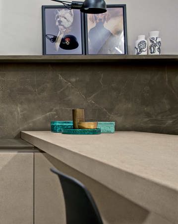 Bancone piano snack e ante base cucina in Fossil Ivory a contrasto top e rivestimento in Stone Brown matte